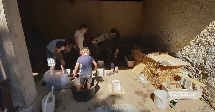 Les petits adorent le mélange terre-paille avec les pieds !